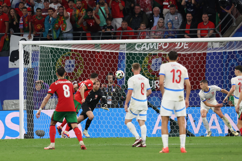 九游体育官方登录入口-欧洲职业球员激烈竞技，全力以赴