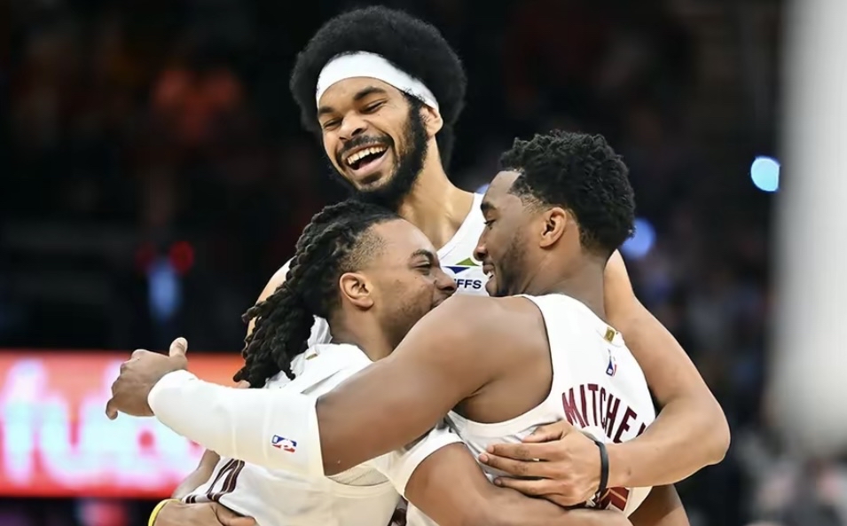 -NBA比赛中球员之间的暖心互动