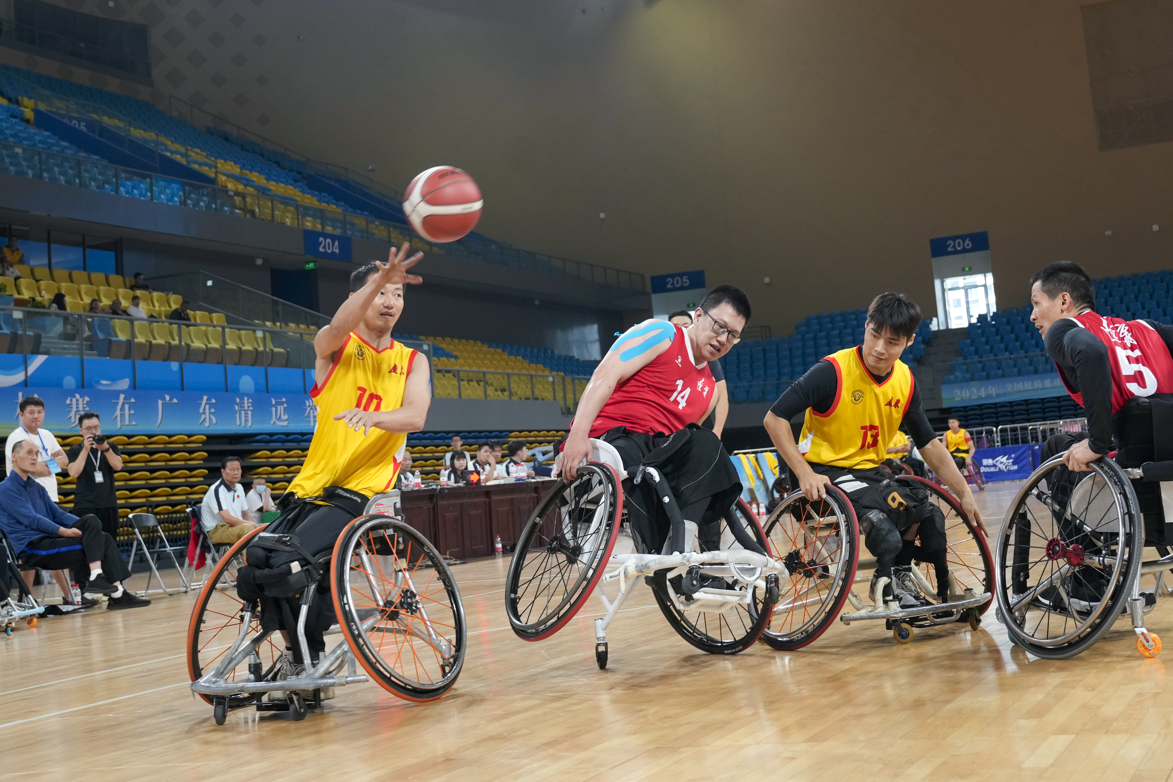 九游体育官网-篮球比赛中球员间友好竞技赛风传承