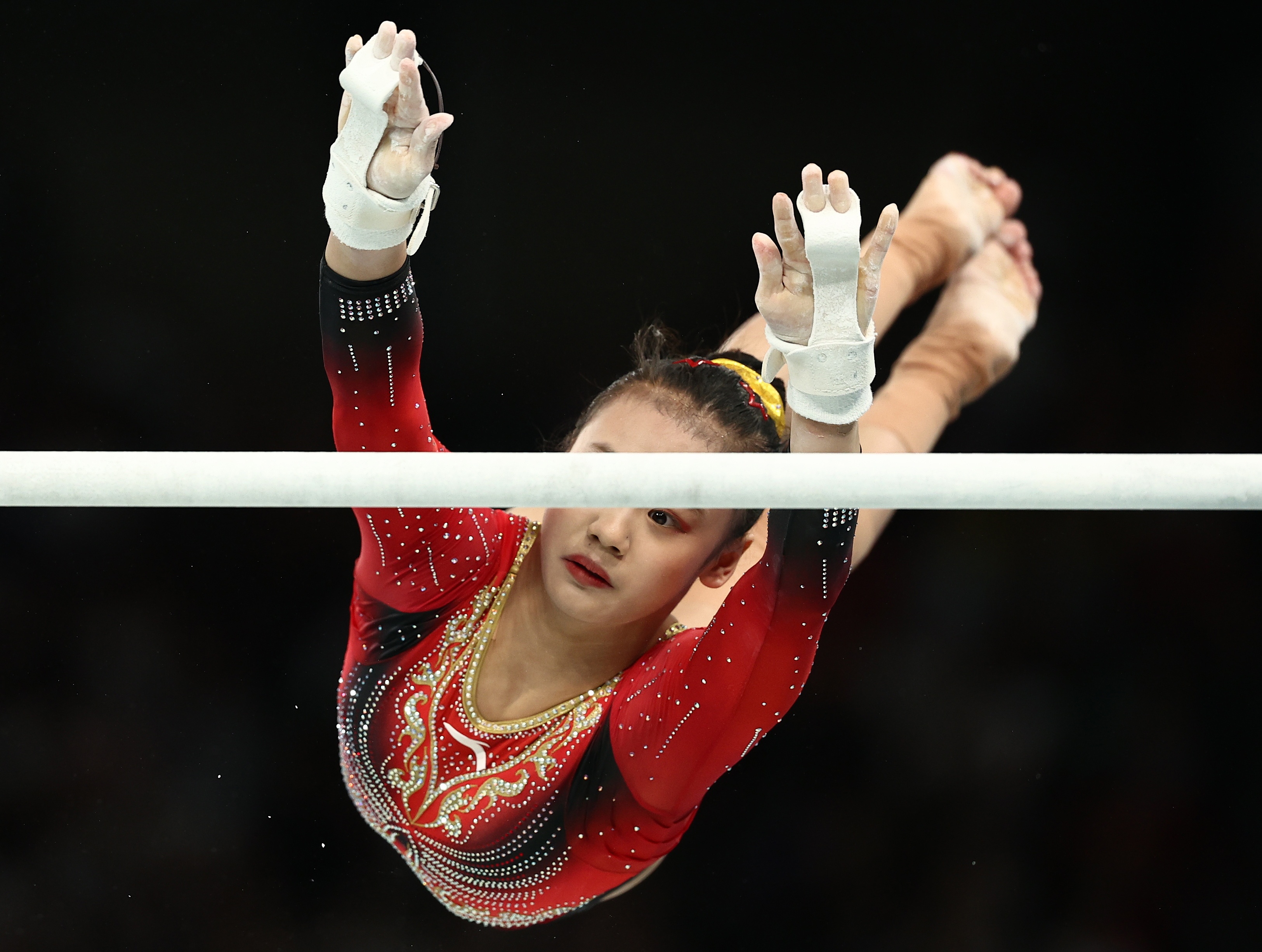 体操冠军庆祝胜利展现出色技术