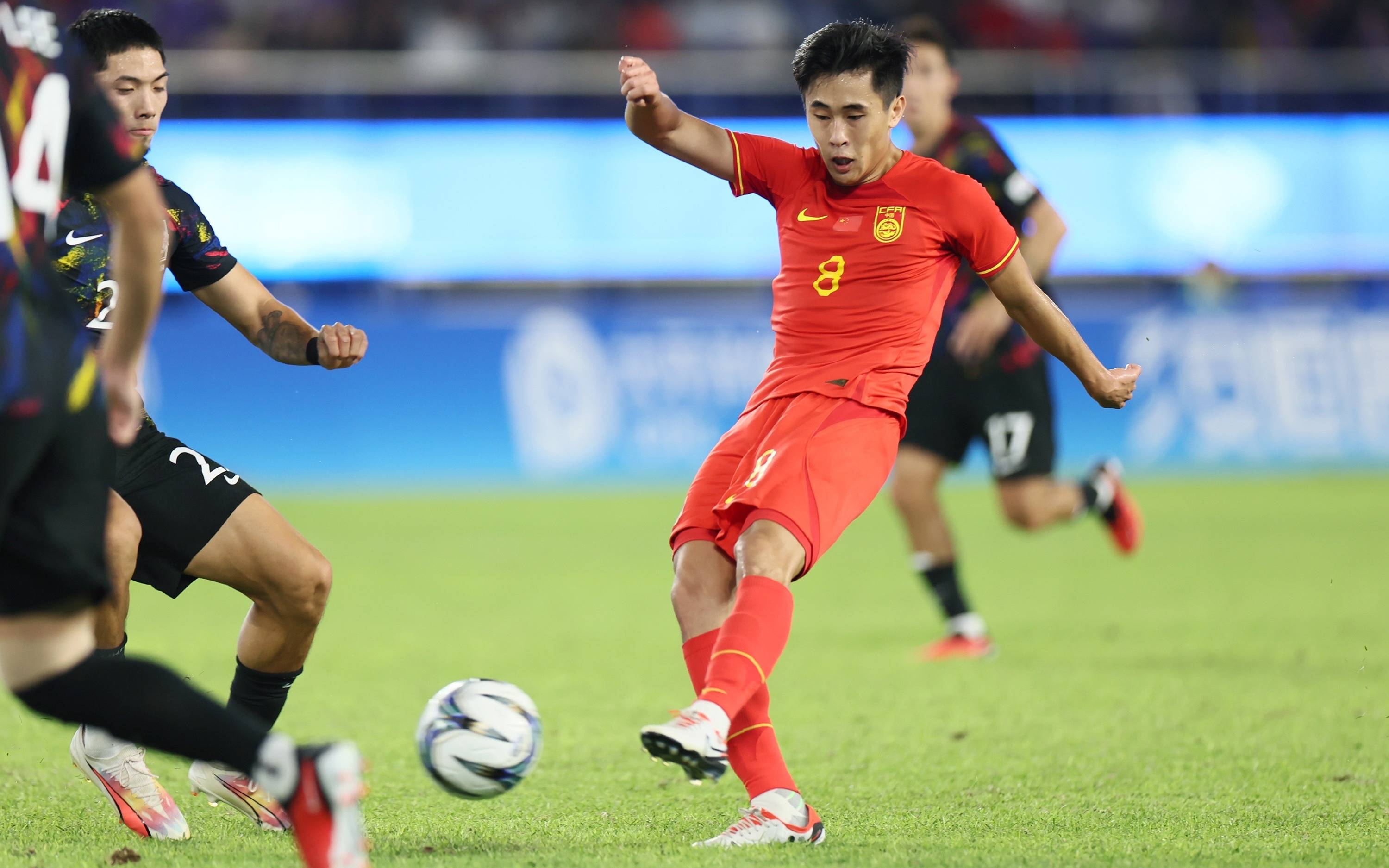 九游体育亚洲官网-球员实力突出，国内足球联赛比赛精彩非凡的简单介绍