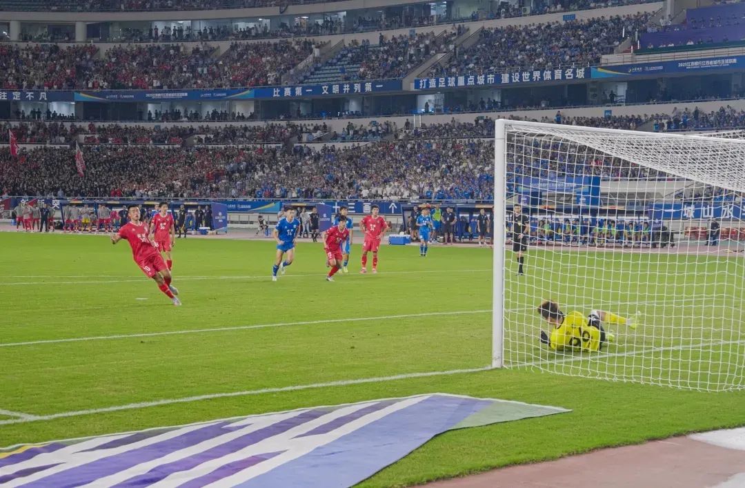 足球联赛强队实力奋力拼搏,实力对抗赛场激情澎湃的简单介绍 足球联赛强队实力奋力拼搏,实力对抗赛场激情澎湃的简单介绍