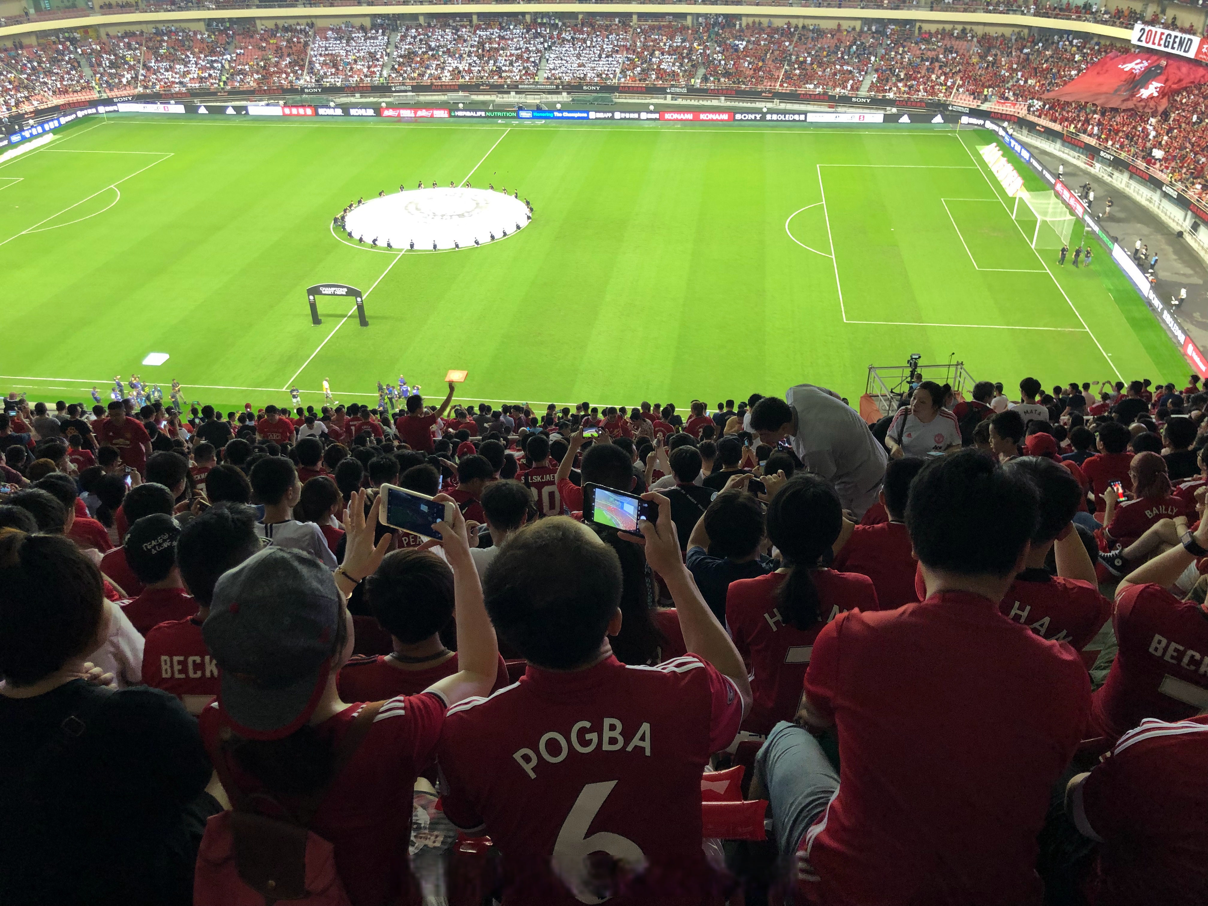 马赛后卫表现抢眼，助球队取得胜利的简单介绍