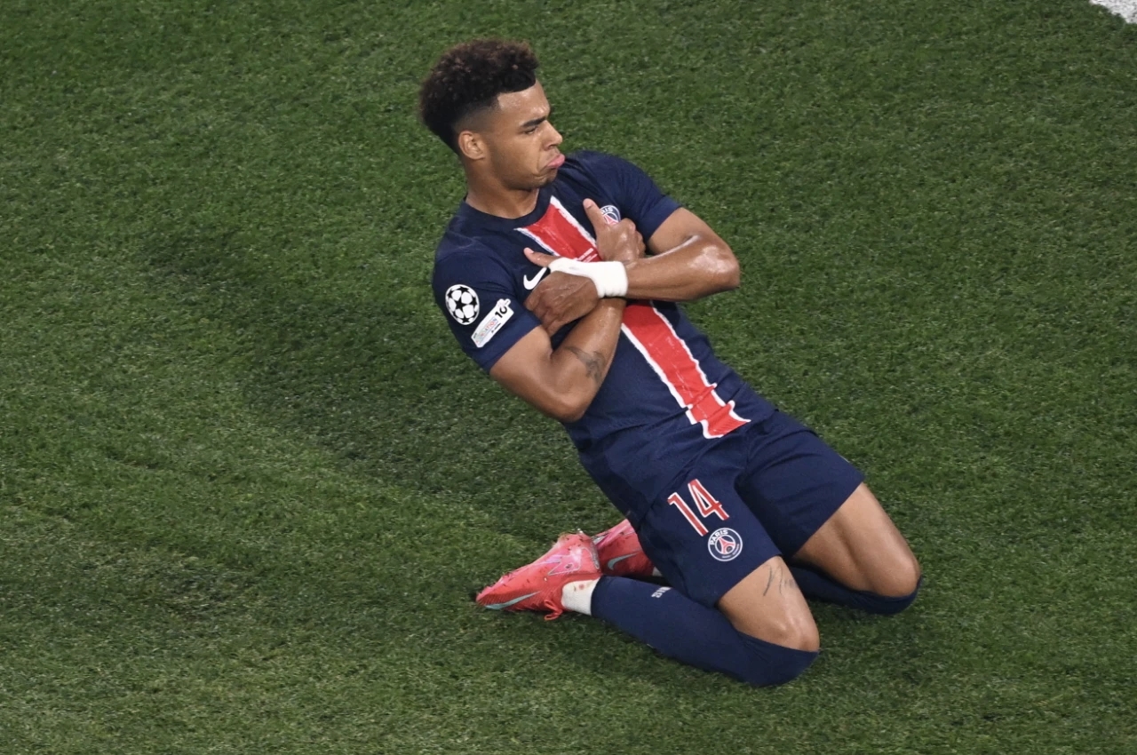 包含法国队战胜对手，卫冕欧冠之路再添一胜的词条