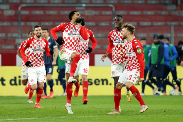 九游体育官网入口-包含施密特尔梅开二度，沃尔夫斯堡取得关键胜利的词条