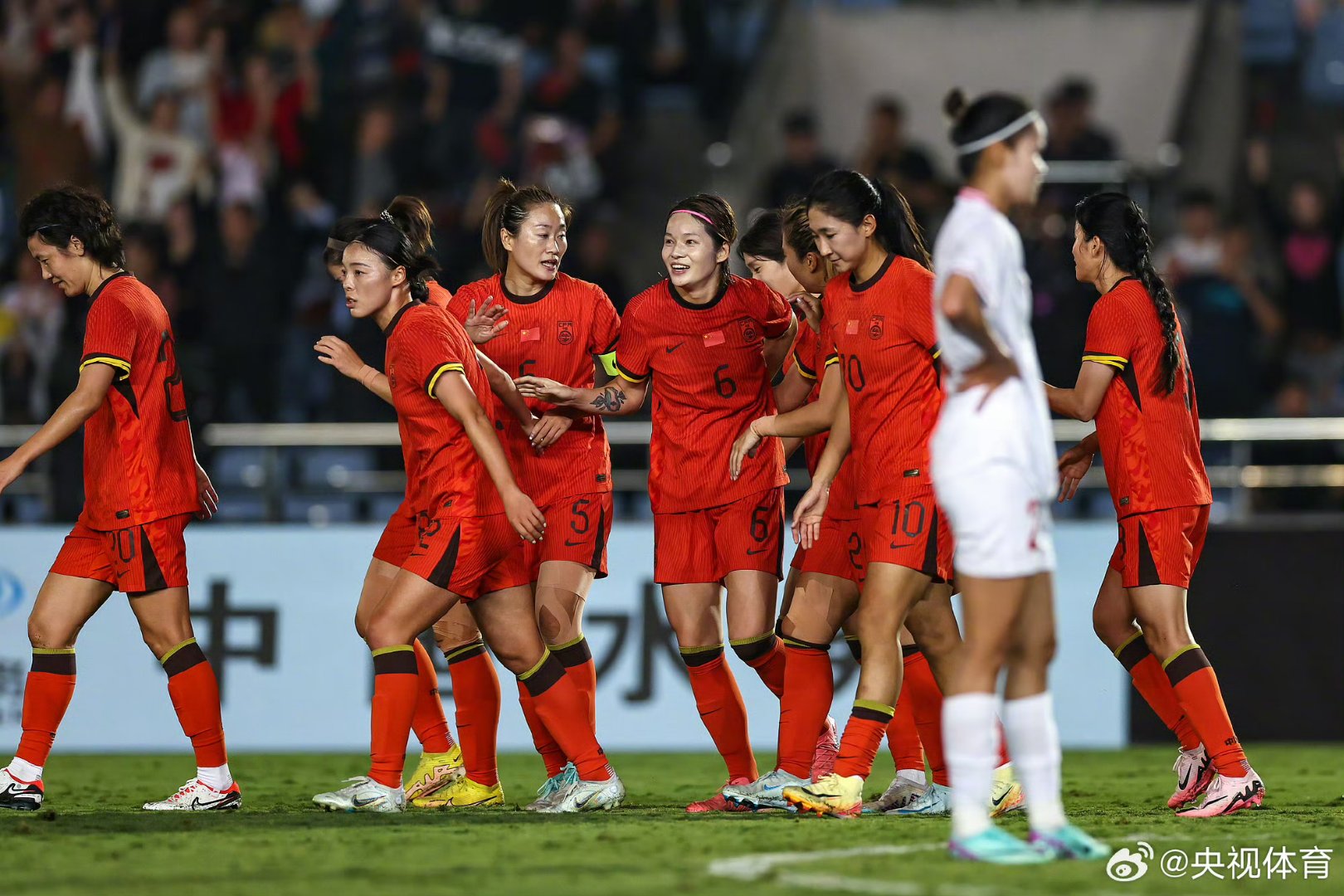 女足团队合作精神突出,团结拼搏的简单介绍 女足团队合作精神突出,团结拼搏的简单介绍